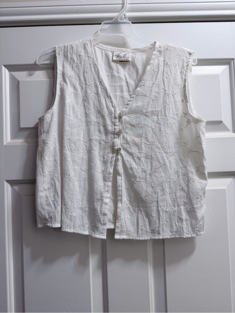Kathie Lee Collection White Embroidered Sleeveless Button Front Top